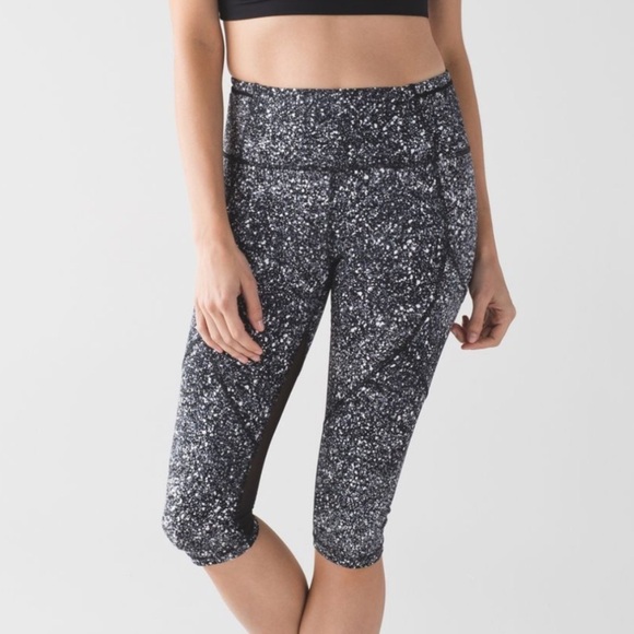 Lululemon Mesh Outrun 17” Crop Leggings Sz 10 - Picture 2 of 9